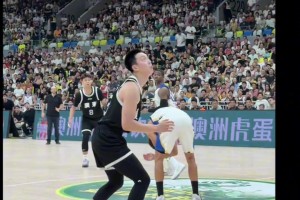 忍不住笑了！胡明軒想要分球外線，結(jié)果直接砸對手腦袋上??