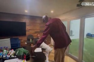 這倆老頭真是長不大啊！KG找皮爾斯展示自己新學(xué)的功夫！