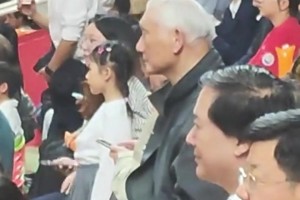 姚明爸爸姚志源現(xiàn)場觀看浙BA，一頭白發(fā)也藏不住氣場...