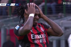 太可惜了！莫德里奇?zhèn)髑蚋７{腳后跟妙傳！萊奧抽射擊中橫梁！