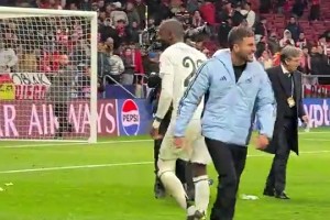 此前呂迪格向馬競球迷做斗牛士動作，馬競球迷回?fù)舻V泉水瓶??