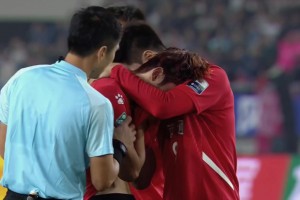 遺憾！南通隊(duì)球員李賢成失點(diǎn)丟冠后痛哭，主裁馬寧上前安慰