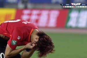 遺憾！南通隊(duì)尹韓龍第一個(gè)登場便罰丟點(diǎn)球；解說：太追求角度了