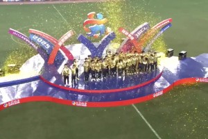 捧杯時(shí)刻??！泰州隊(duì)全體成員舉起蘇超金杯慶祝奪冠