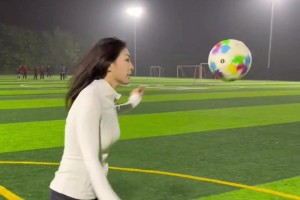 小姐姐胸部停球很帥，練得太猛這都給整傷了