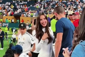 笑容真美！阿諾德漂亮女友場邊看臺觀戰(zhàn)，球迷都沒心思看球了??