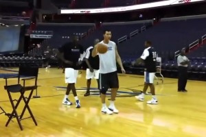 奇才時(shí)期的易建聯(lián)，雖然已經(jīng)淪為替補(bǔ)，但這身肌肉看著太壯實(shí)了！