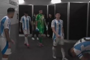 不怒自威！阿根廷全員列隊(duì)等待梅西出場(chǎng)！壓倒性的氣勢(shì)！