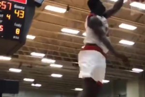 現(xiàn)在有點(diǎn)揮霍天賦了！高中時期的錫安打球，簡直是非人類的存在！