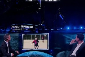梅西在商業(yè)論壇上看自己的生涯高光，臺下觀眾喊名字膜拜