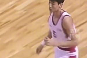 金華隊主教練鄭武奏國歌時站得筆直，曾為國家隊效力打進(jìn)世界前八