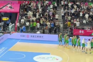 廣東拿下全運(yùn)男籃金牌后，杜鋒相當(dāng)開(kāi)心，和場(chǎng)邊眾人握手交談