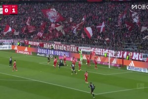 又是角球！弗賴堡角球機會曼贊比頭球破門，拜仁連丟兩球