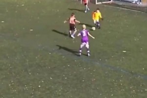 這門將有點(diǎn)猛??！這么小的孩子過人、戰(zhàn)術(shù)、走位都有模有樣！