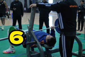 這力量什么水平？王哲林體測80KG臥推做了15個，最后看著有點(diǎn)懸啊