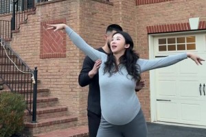 張曼源與老公搞笑情侶挑戰(zhàn)：這能抱得動嘛？??