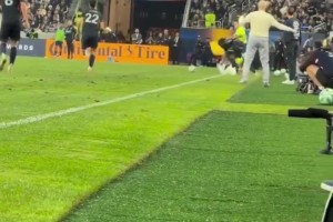 廢人動作??！美職聯(lián)這踢得還以為是橄欖球呢