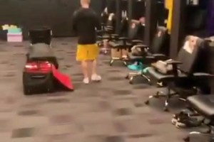 經(jīng)典放大縮?。∶麍雒妫赫材匪篂闈饷紤c生，這給濃眉害羞的！