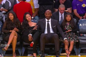 科比和妻子與女兒們的幸福合影留念 ??