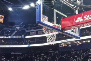 其他人反應(yīng)太逗了！名場面：全聯(lián)盟只有濃眉不知道庫里要干什么~