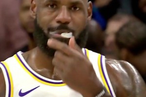 皇帝的統(tǒng)治還未結(jié)束？還能在恩比德頭上完成平框飛扣的老詹??