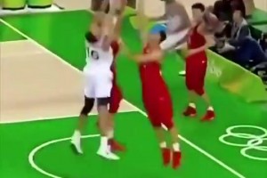 以牙還牙！當(dāng)年阿聯(lián)被戈貝爾帽后，馬上連送兩記火鍋+暴扣回?fù)簦? >
                                        </div>
                                    </div>
                                    <div   id=